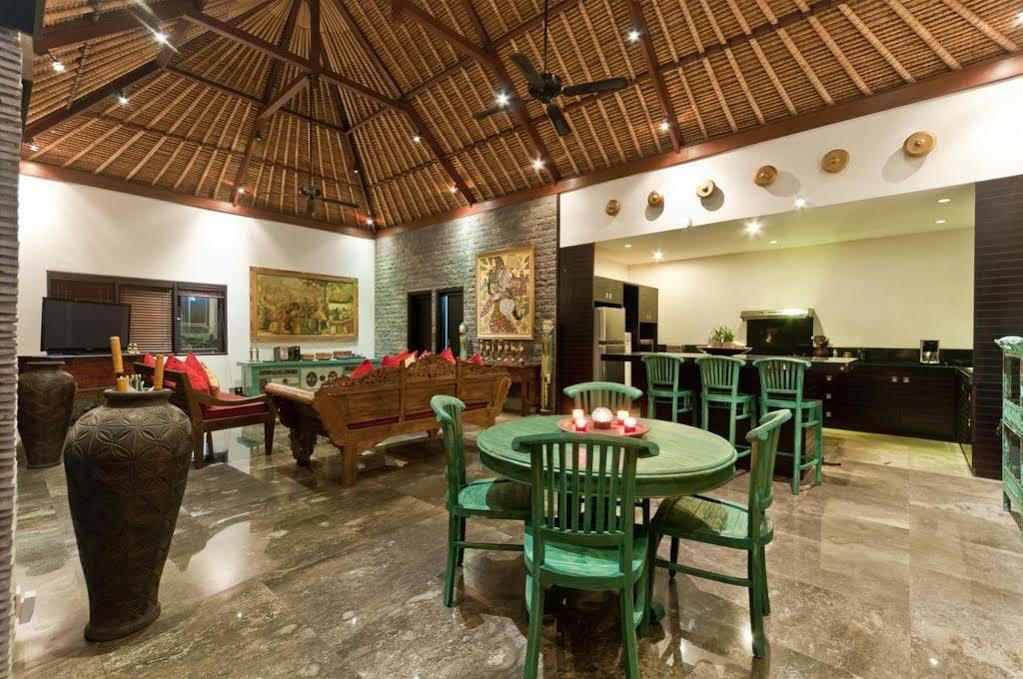 Villa Mahkota Seminyak Exterior foto